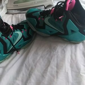 (Size9 LeBron's#11) ( man sz 9= womens sz 11